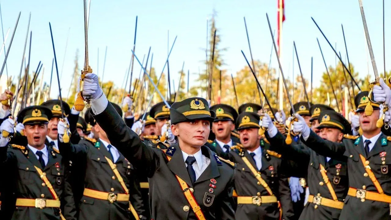 Teğmenlerin kılıçlı yemini! AK Parti'den açıklama: Sorgulanması gerekir -  Ekonomim