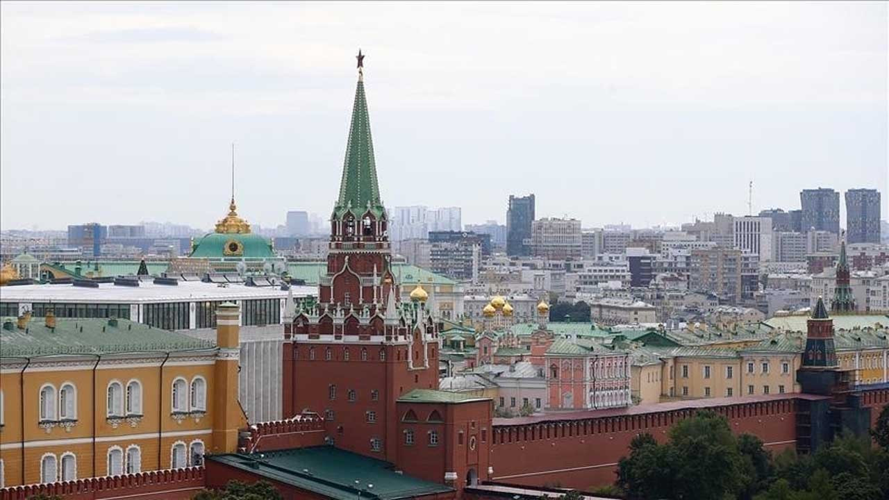 Kremlin: Ukrayna’nın Rus askeri hava üslerine saldırılarına yanıt uygun görüldüğünde verilecek Kremlin: Ukrayna’nın Rus askeri hava üslerine saldırılarına yanıt uygun görüldüğünde verilecek