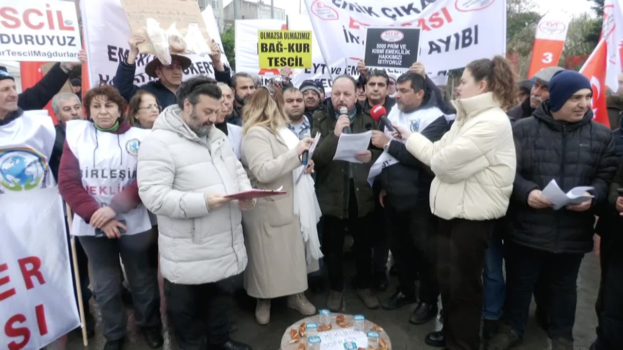 Simit ve suyla sofra kurup iktidara seslendiler: “Emekliyi paspas gibi ezdiniz, yeter artık!”