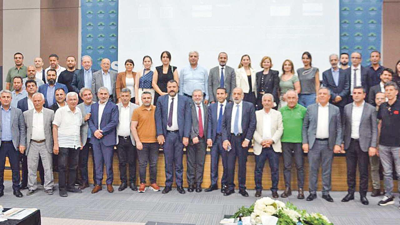 Küçük sandalda dalgaların ortasındayız, sorumlu olup nefesimizi tutmak zorundayız