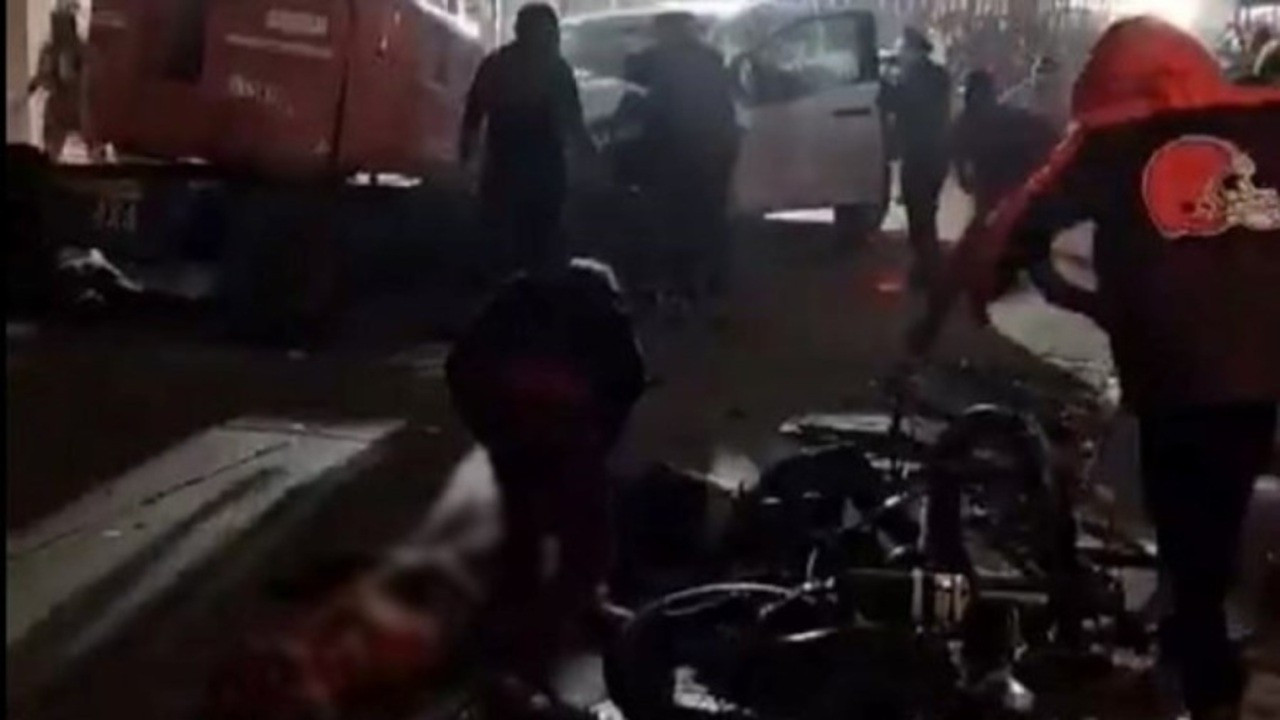 ABD'de kamyon kalabalığa daldı: Çok sayıda ölü ve yaralı var ABD'de kamyon kalabalığa daldı: Çok sayıda ölü ve yaralı var