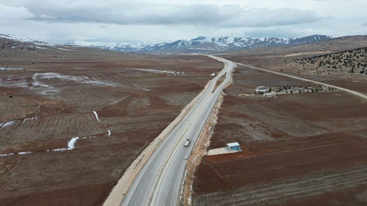 Korkuteli-Elmalı yolu açılıyor! Bakan Uraloğlu: 46 dakikalık yol, 25 dakikaya düşüyor Korkuteli-Elmalı yolu açılıyor! Bakan Uraloğlu: 46 dakikalık yol, 25 dakikaya düşüyor
