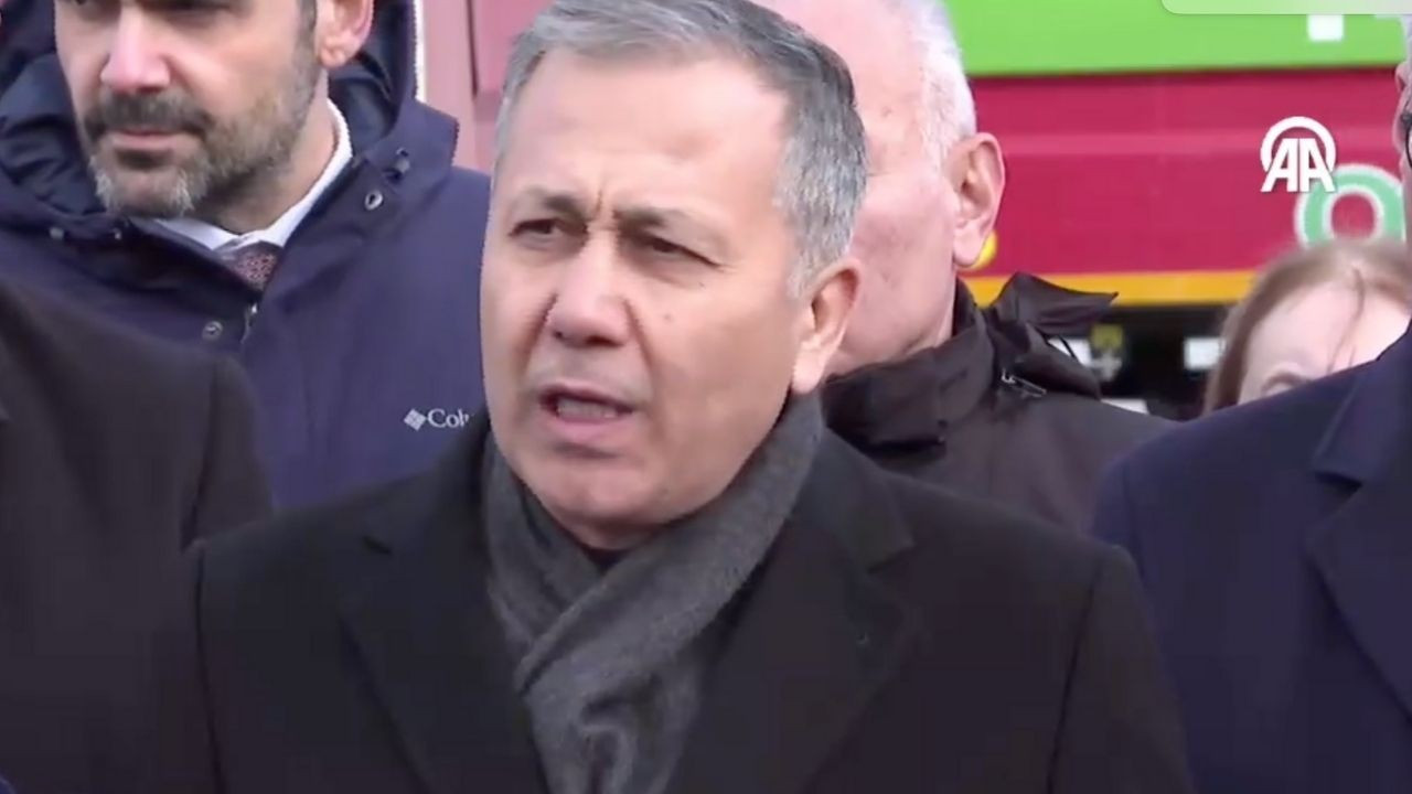 Görüntüler gündem olmuştu! Bakan Yerlikaya’dan polis memuruna tebrik Görüntüler gündem olmuştu! Bakan Yerlikaya’dan polis memuruna tebrik