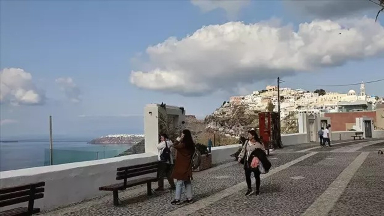 Deprem fırtınasından sonra Santorini’de olağanüstü hal ilan edildi Deprem fırtınasından sonra Santorini’de olağanüstü hal ilan edildi