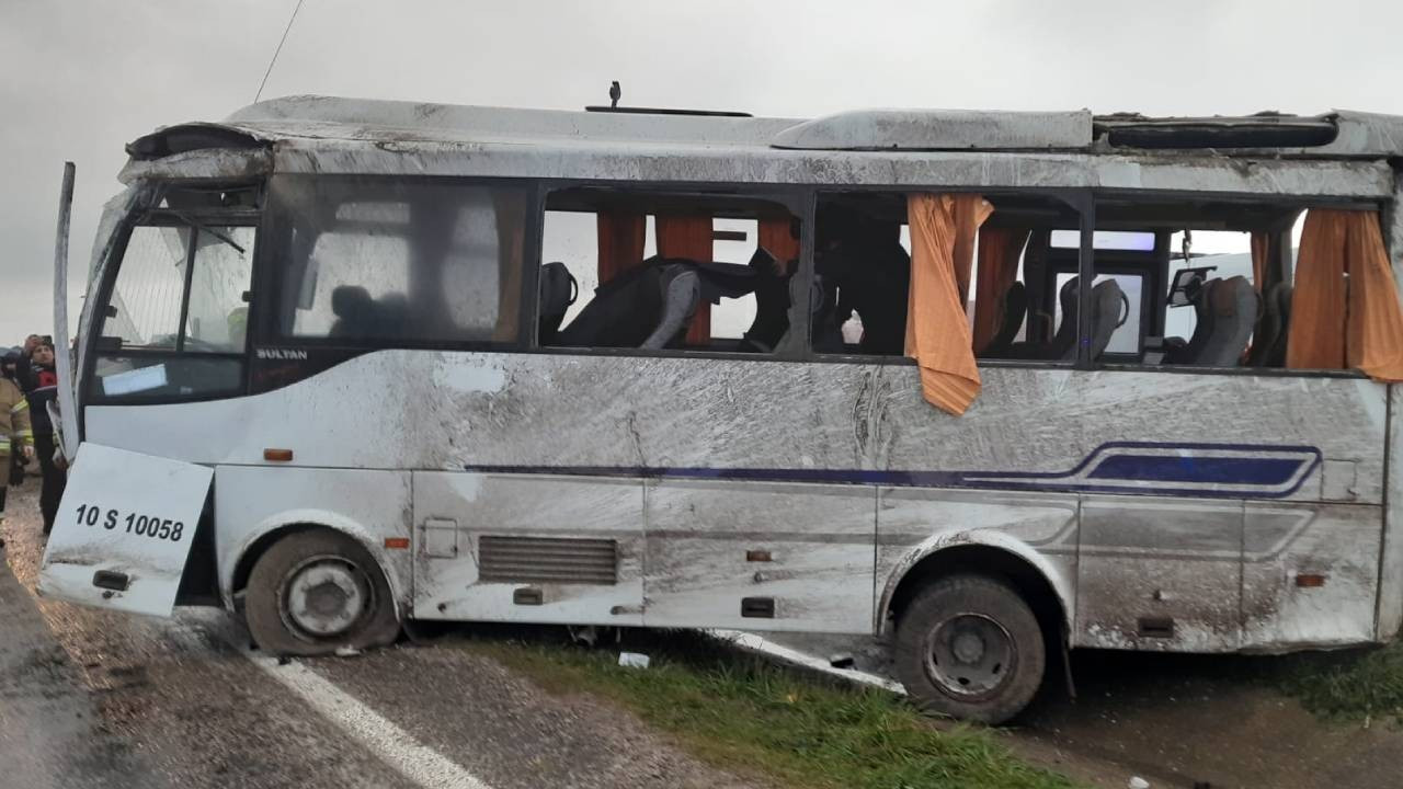 Balıkesir’de işçi servisi devrildi: 18 yaralı
