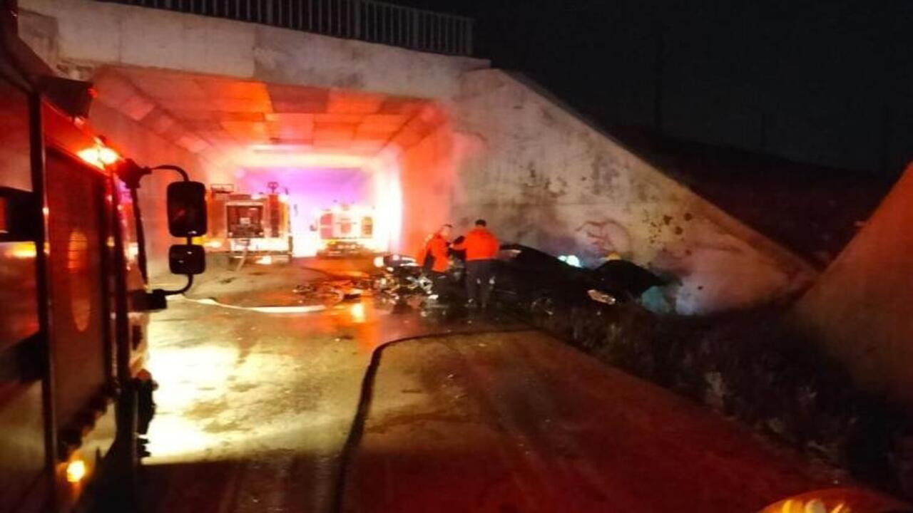 Otomobil üst geçitten düştü: Yaralılar var! Otomobil üst geçitten düştü: Yaralılar var!