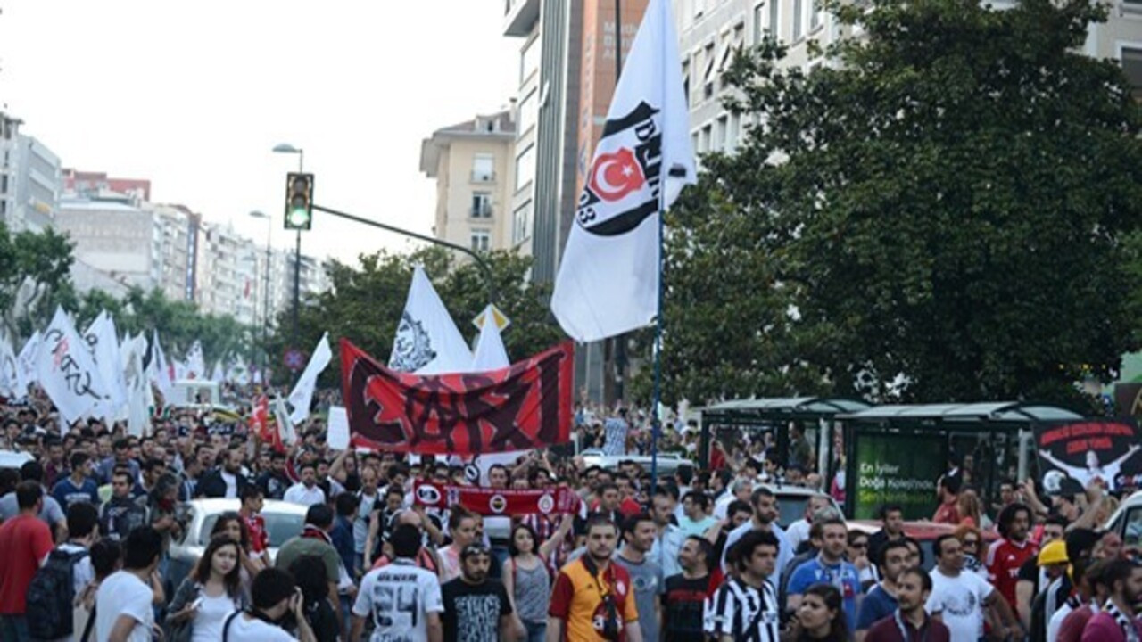 Çarşı Grubu maydanozlu paylaşım yapıp Galatasaray’ı etiketledi