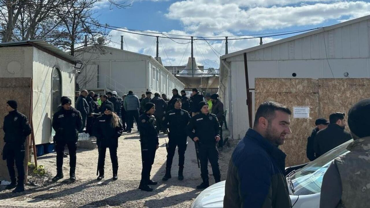 Malatya’da inşaat işçilerinin “horlama” kavgası: 15 kişi yaralandı Malatya’da inşaat işçilerinin “horlama” kavgası: 15 kişi yaralandı