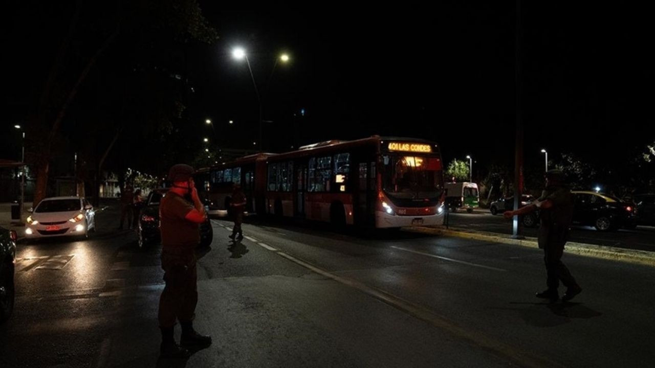 Şili’de OHAL ilan edildi! Ülkede elektrik kesintisi sokakları karanlığa gömdü