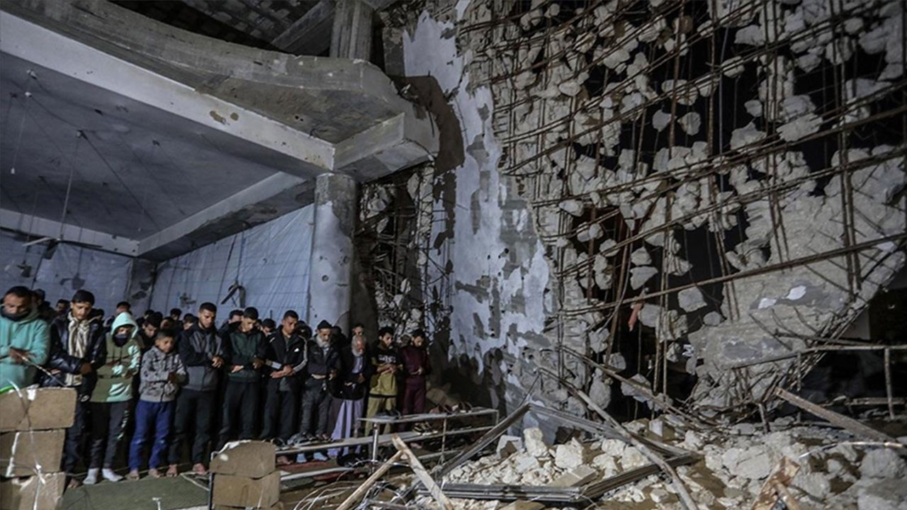 Gazzeliler, bombardıman sonucu yıkılan camilerin enkazı üzerinde ilk teravih namazını kıldı Gazzeliler, bombardıman sonucu yıkılan camilerin enkazı üzerinde ilk teravih namazını kıldı