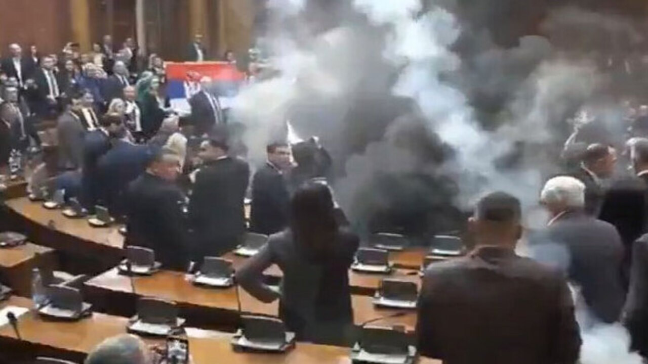Sırbistan Meclisi’nde ortalık savaş alanına döndü: Salona sis bombası atıldı