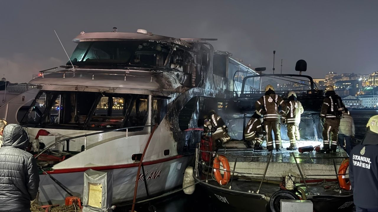Haliç’te 2 teknede çıkan yangın paniğe neden oldu Haliç’te 2 teknede çıkan yangın paniğe neden oldu