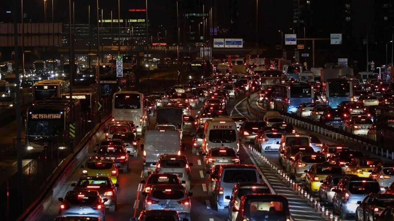İstanbul'dan sonra bir il daha listeye girdi! Trafikte en çok vakit kaybeden şehirler açıklandı İstanbul'dan sonra bir il daha listeye girdi! Trafikte en çok vakit kaybeden şehirler açıklandı