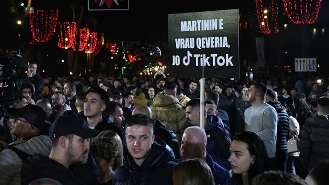 Arnavutluk'ta TikTok'un erişime kapatılması protesto edildi