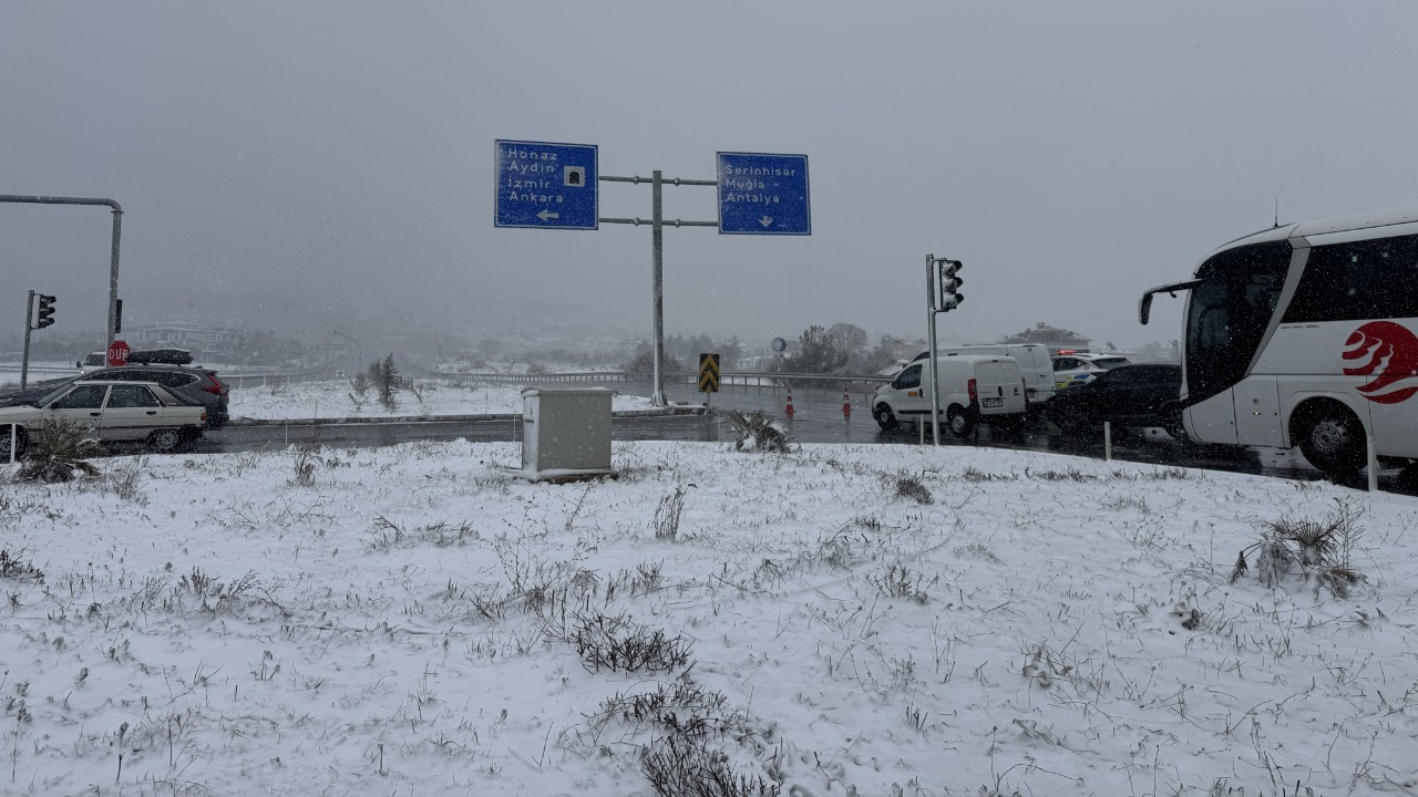 Denizli-Antalya kara yolu tek yönlü ulaşıma kapandı Denizli-Antalya kara yolu tek yönlü ulaşıma kapandı