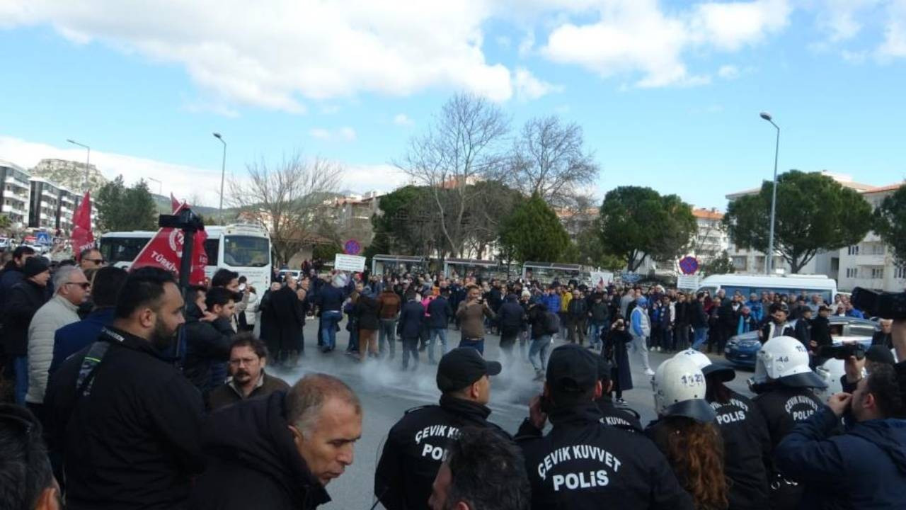 Muğla'da Ekrem İmamoğlu protestosuna biber gazlı müdahale: Gözaltılar var Muğla'da Ekrem İmamoğlu protestosuna biber gazlı müdahale: Gözaltılar var