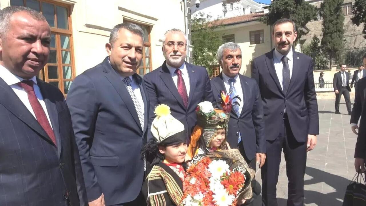 Bakan Işıkhan Kilis’te incelemelerde bulundu Bakan Işıkhan Kilis’te incelemelerde bulundu