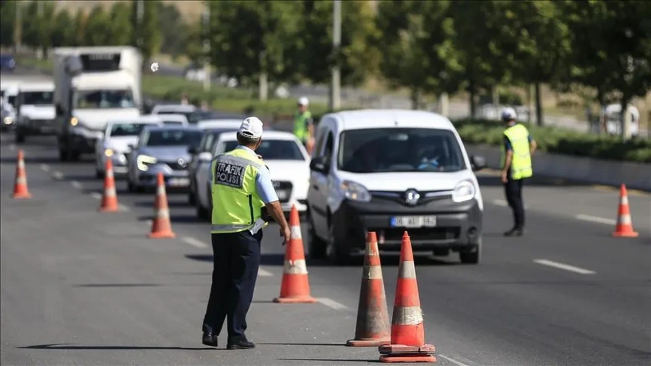 Bakan Yerlikaya duyurdu: 37 bin 56 araca ve sürücüye işlem yapıldı Bakan Yerlikaya duyurdu: 37 bin 56 araca ve sürücüye işlem yapıldı