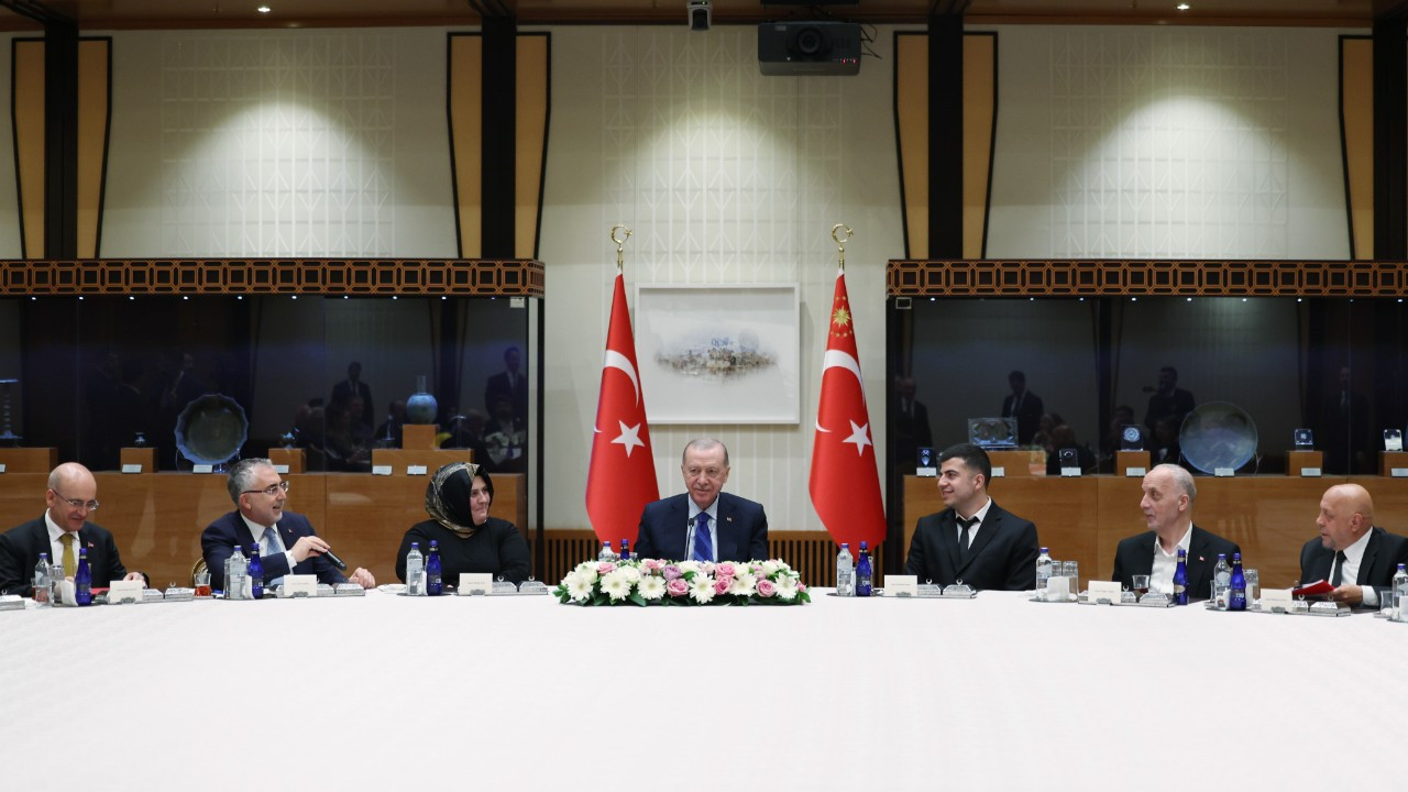 Cumhurbaşkanı Erdoğan, işçilerle bir araya geldi: ‘Çalışanlarımızın haklarını korumak temel önceliğimiz’ Cumhurbaşkanı Erdoğan, işçilerle bir araya geldi: ‘Çalışanlarımızın haklarını korumak temel önceliğimiz’