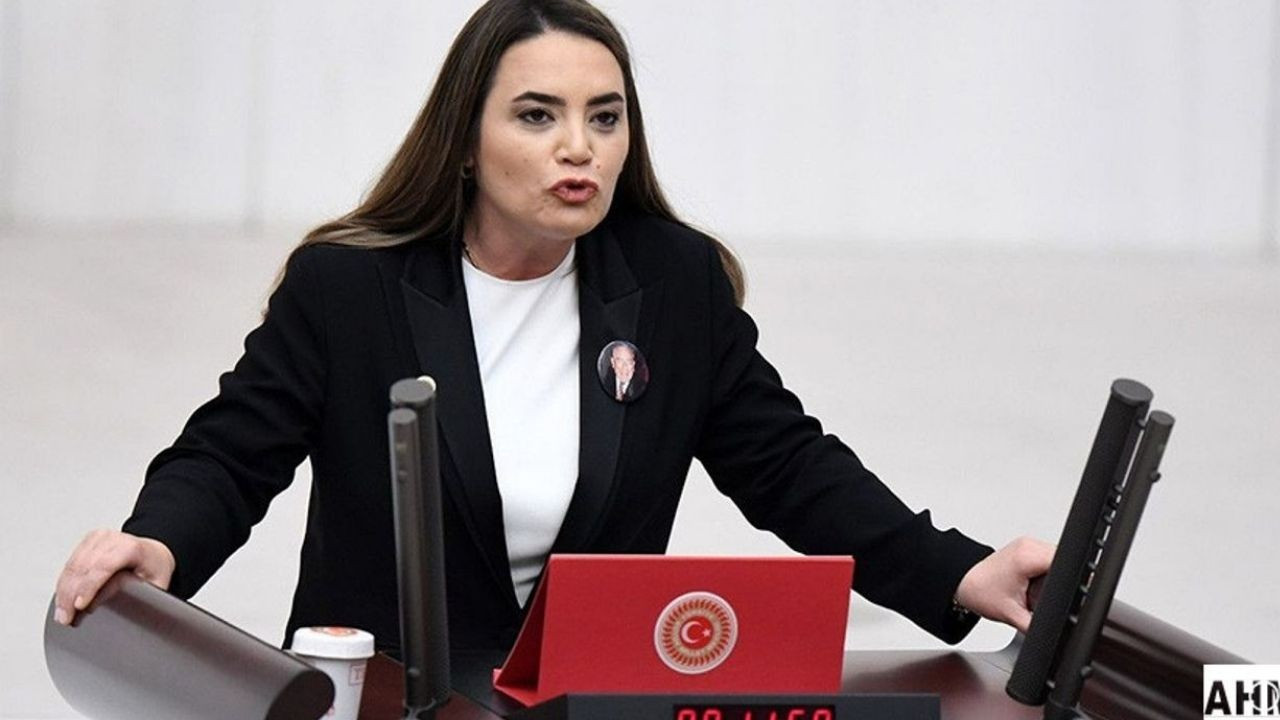 Ayyüce Türkeş, babası Alparslan Türkeş’in kabrinde saldırıya uğradı