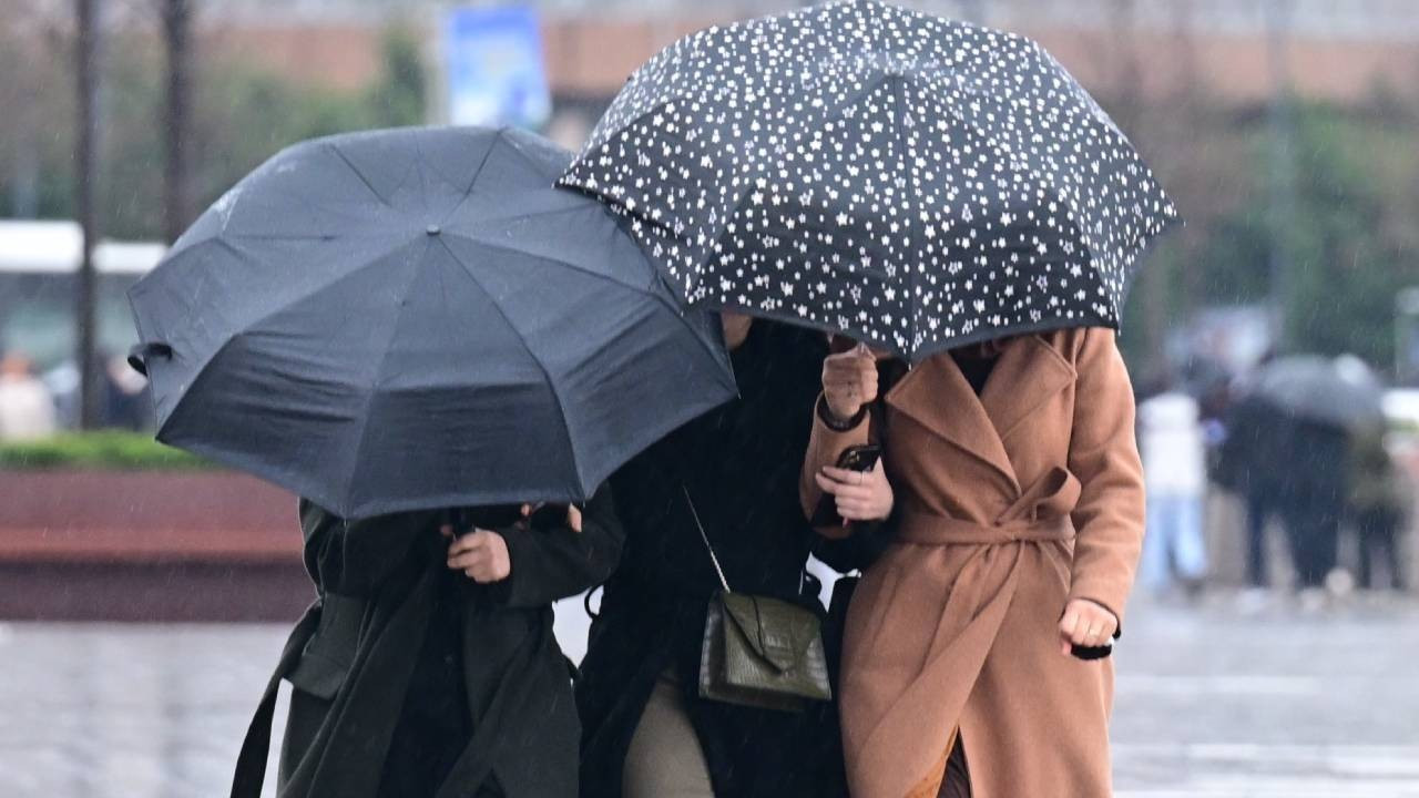 Sıcaklık düşüyor, yağış geliyor: Meteoroloji'den 23 kent için sarı alarm! Sıcaklık düşüyor, yağış geliyor: Meteoroloji'den 23 kent için sarı alarm!