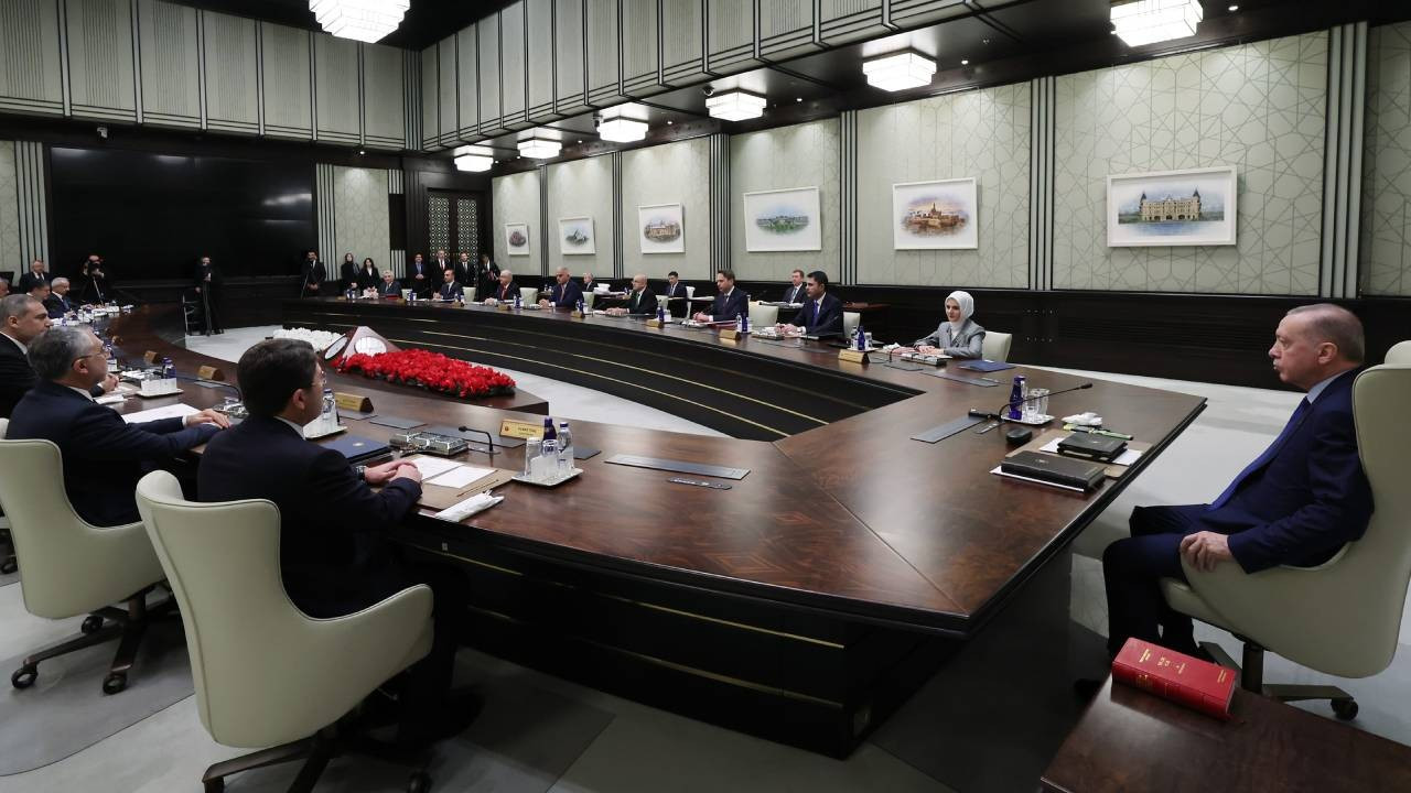 Kabine toplanıyor: 'Terörsüz Türkiye' hedefi ve Ukrayna-Rusya ateşkesi konuşulacak Kabine toplanıyor: 'Terörsüz Türkiye' hedefi ve Ukrayna-Rusya ateşkesi konuşulacak