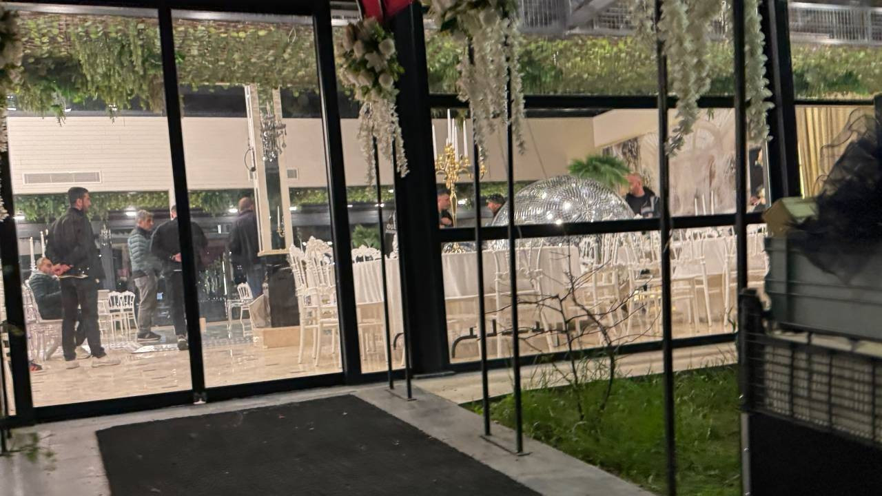 Düğün salonunda disko topu gelin ve 2 davetlinin üzerine düştü Düğün salonunda disko topu gelin ve 2 davetlinin üzerine düştü