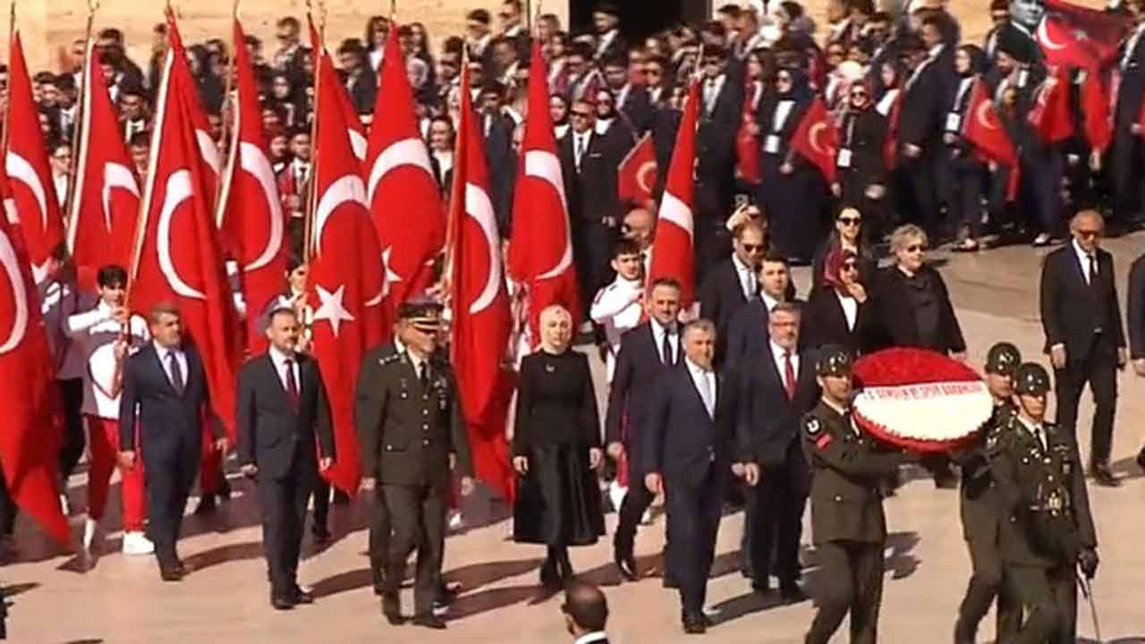 81 ilden gelen gençler Anıtkabir’de 81 ilden gelen gençler Anıtkabir’de