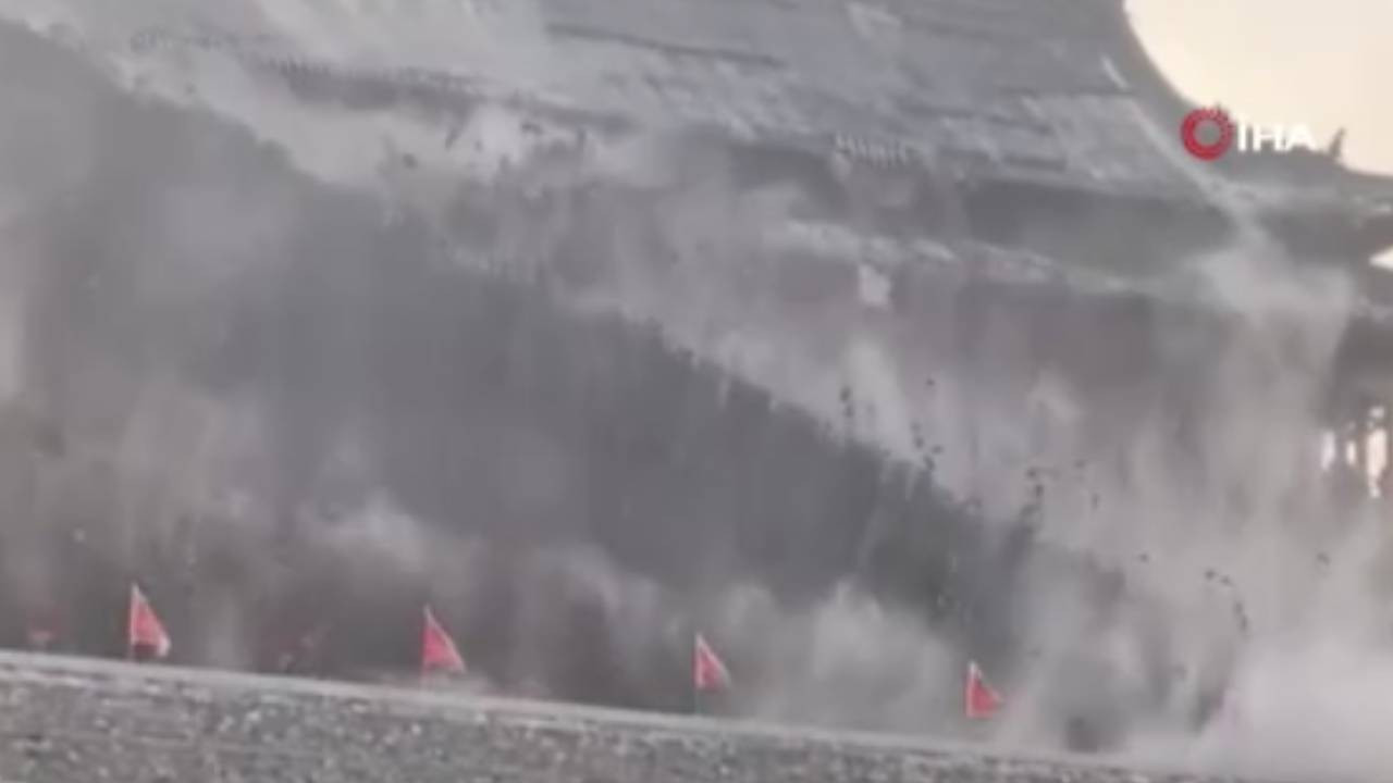Çin’de 650 yıllık kulede çökme oldu: İşte o an… (Video)