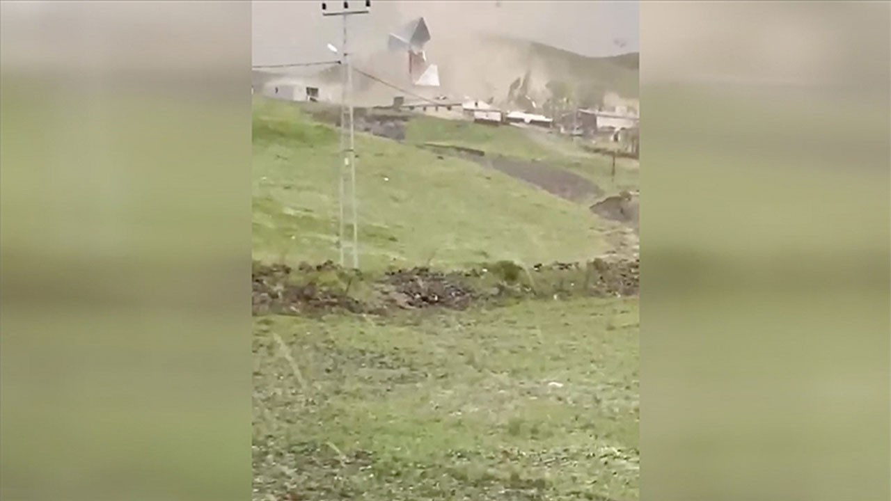 Kars’ta şiddetli fırtına evlerin çatılarını uçurdu Kars’ta şiddetli fırtına evlerin çatılarını uçurdu