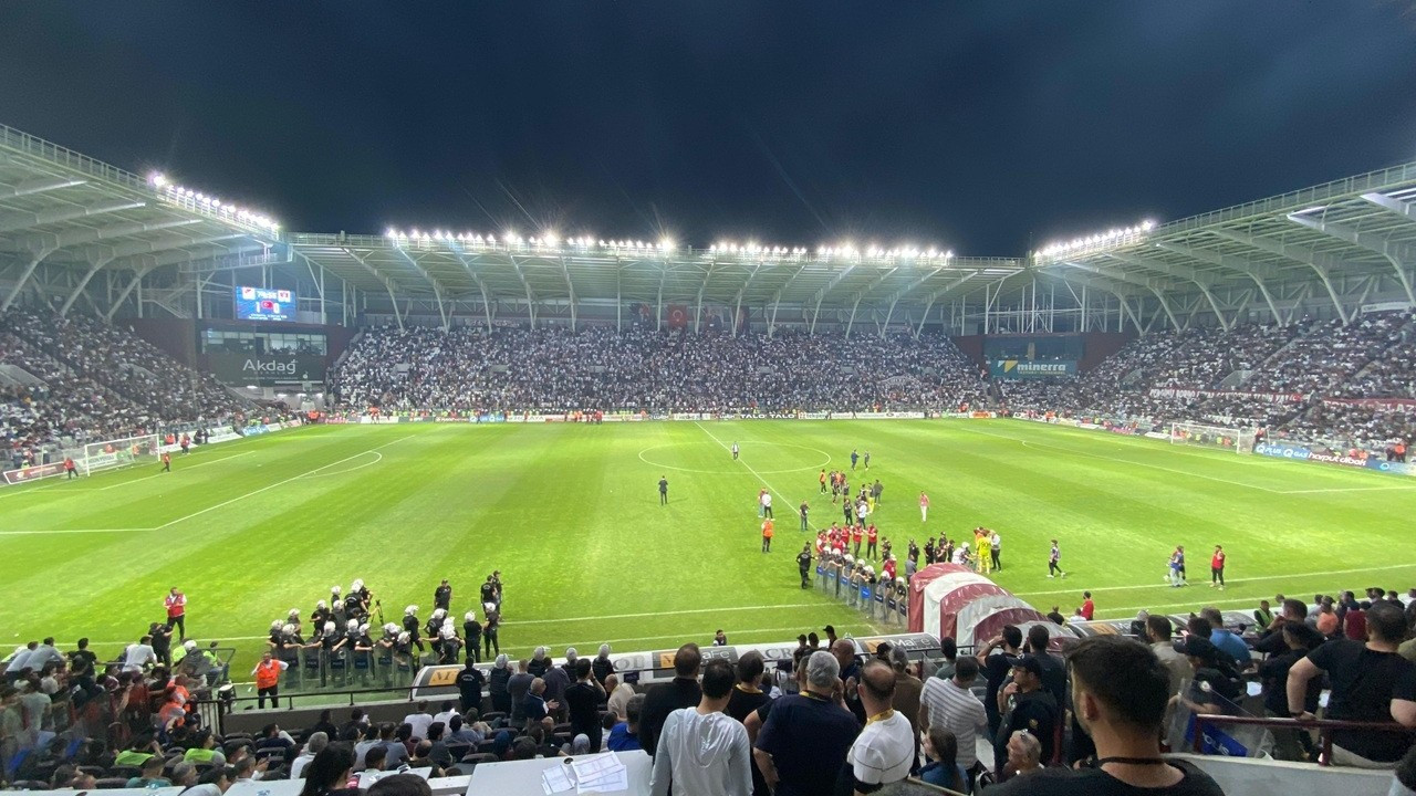 Elazığspor-Vanspor FK maçı tatil edildi Elazığspor-Vanspor FK maçı tatil edildi