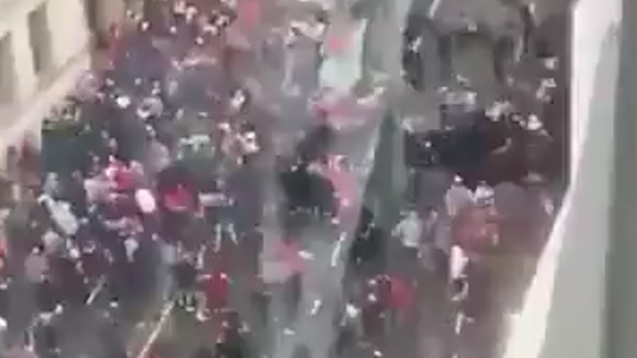 İngiltere’de bir araç kalabalığa daldı: Çok sayıda yaralı var İngiltere’de bir araç kalabalığa daldı: Çok sayıda yaralı var