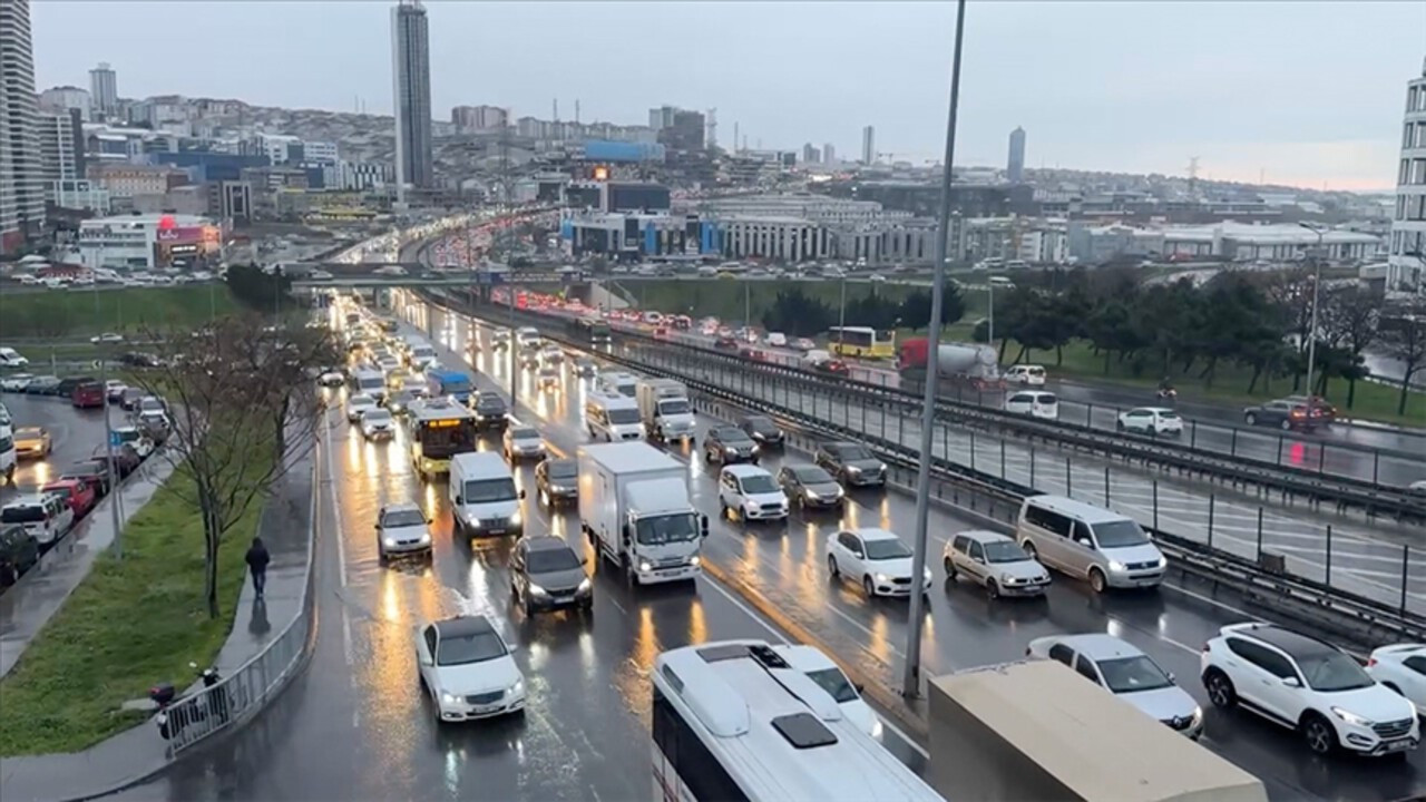 İstanbul'da yağmur trafiği felç etti! Yoğunluk yüzde 81'e ulaştı