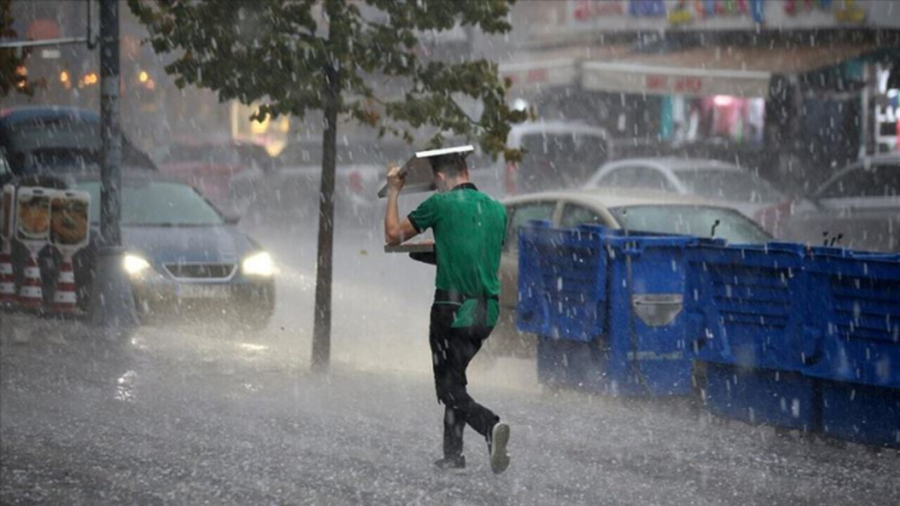 İstanbul'un bazı bölgelerine sağanak ve dolu yağdı!