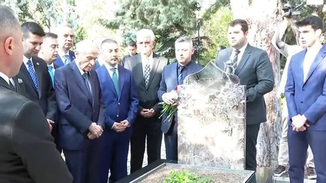 MHP lideri Bahçeli, Türkeş’in kabrini ziyaret etti, yeni anayasa mesajı verdi MHP lideri Bahçeli, Türkeş’in kabrini ziyaret etti, yeni anayasa mesajı verdi