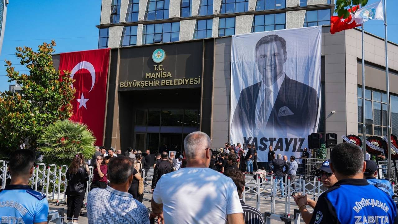 Manisa Büyükşehir Belediye Başkanı Ferdi Zeyrek son yolculuğuna uğurlanıyor Manisa Büyükşehir Belediye Başkanı Ferdi Zeyrek son yolculuğuna uğurlanıyor