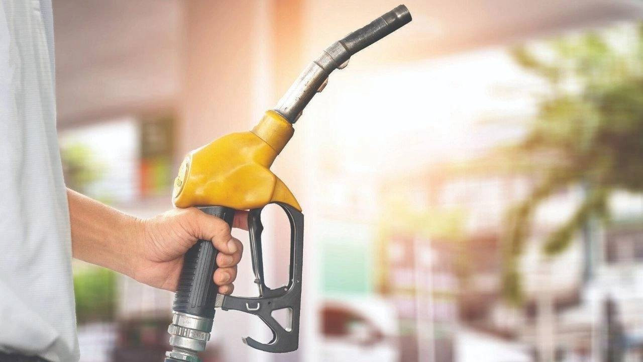 Benzin ve motorine yine zam geldi: Motorin 55 TL'yi, benzin 52 TL'yi geçti Benzin ve motorine yine zam geldi: Motorin 55 TL'yi, benzin 52 TL'yi geçti