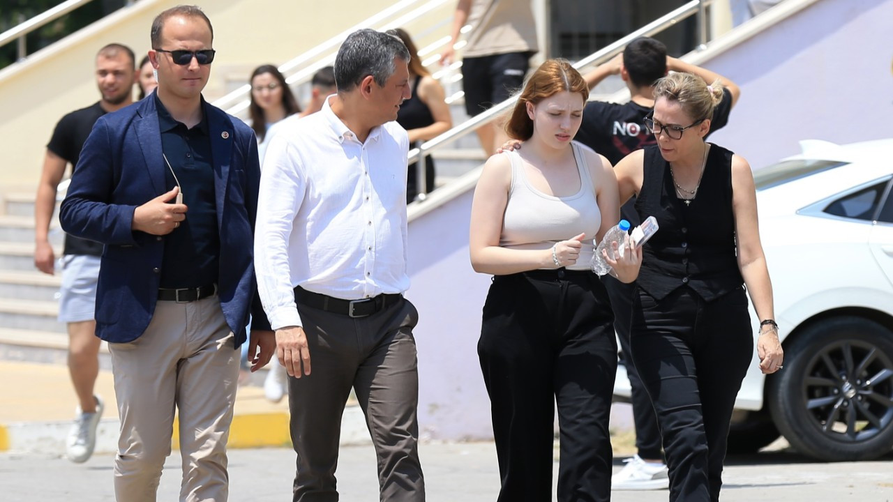 Özgür Özel, Ferdi Zeyrek'in kızını sınavın ikinci gününde de yalnız bırakmadı Özgür Özel, Ferdi Zeyrek'in kızını sınavın ikinci gününde de yalnız bırakmadı