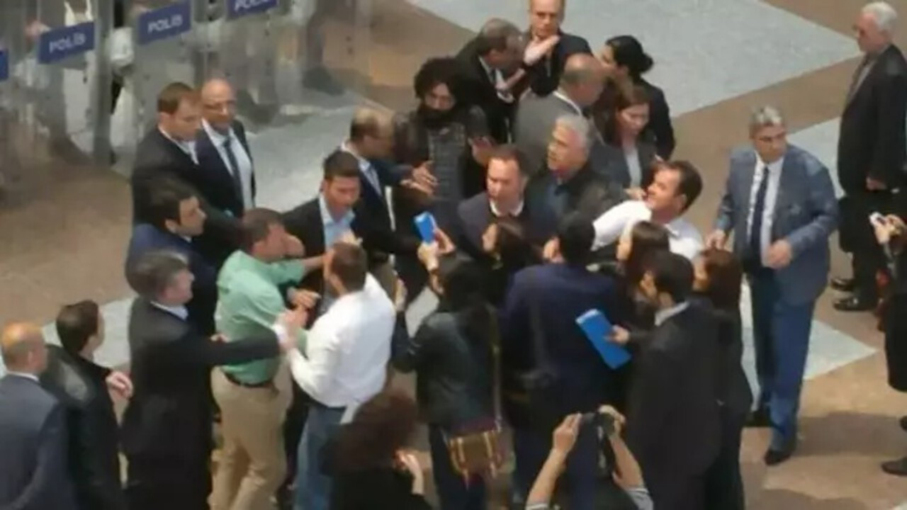 Çağlayan Adliyesi'nde gerginlik: Polis, avukatların yürüyüşüne müdahale etti Çağlayan Adliyesi'nde gerginlik: Polis, avukatların yürüyüşüne müdahale etti