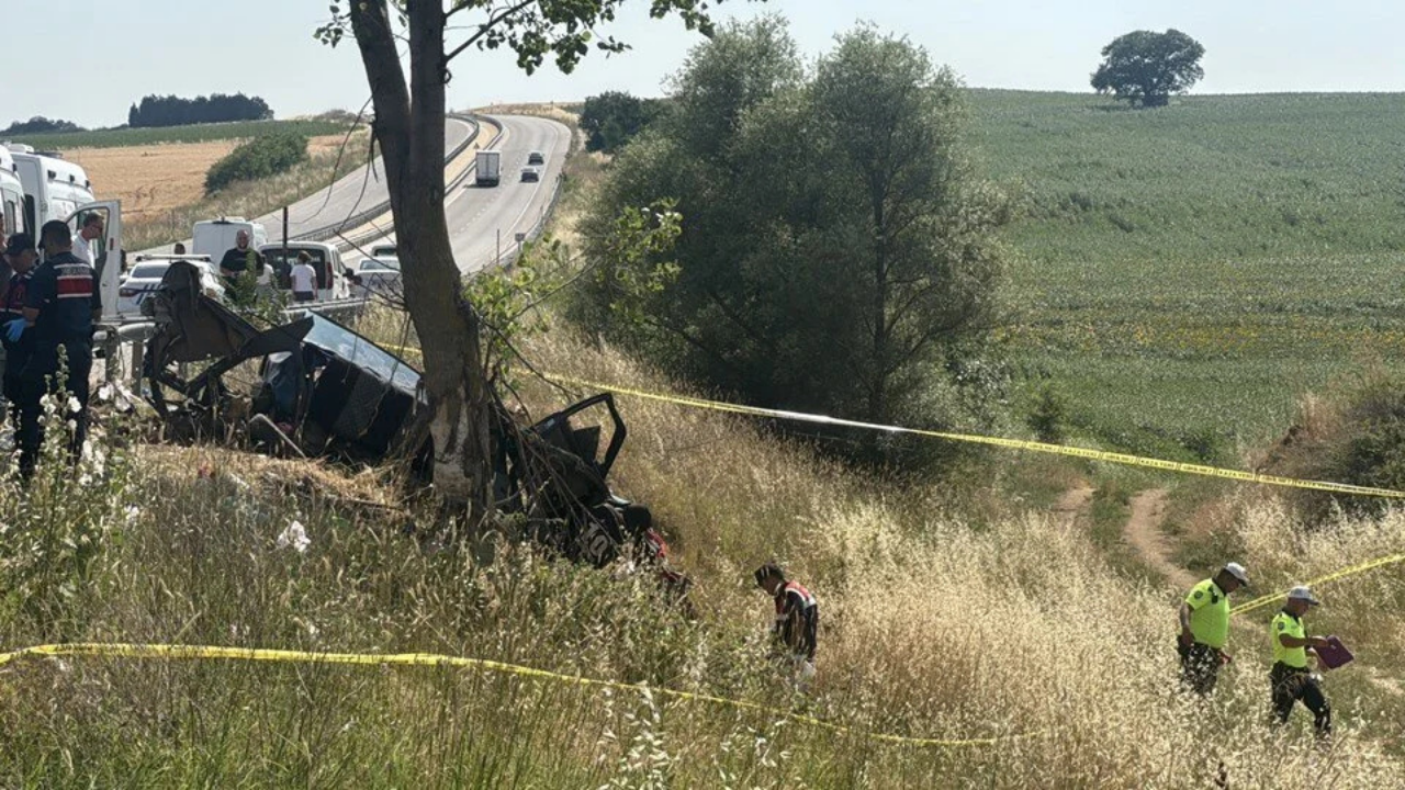 Edirne’de otomobil ağaca çarptı: İkisi çocuk beş kişi hayatını kaybetti Edirne’de otomobil ağaca çarptı: İkisi çocuk beş kişi hayatını kaybetti