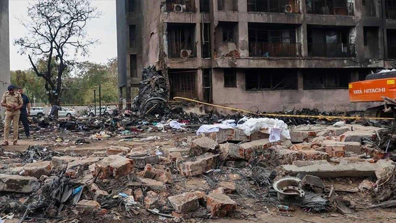 Hindistan’daki uçak kazasında dehşete düşüren bulgu: Kalkıştan sonra motorlara giden yakıt kesildi Hindistan’daki uçak kazasında dehşete düşüren bulgu: Kalkıştan sonra motorlara giden yakıt kesildi