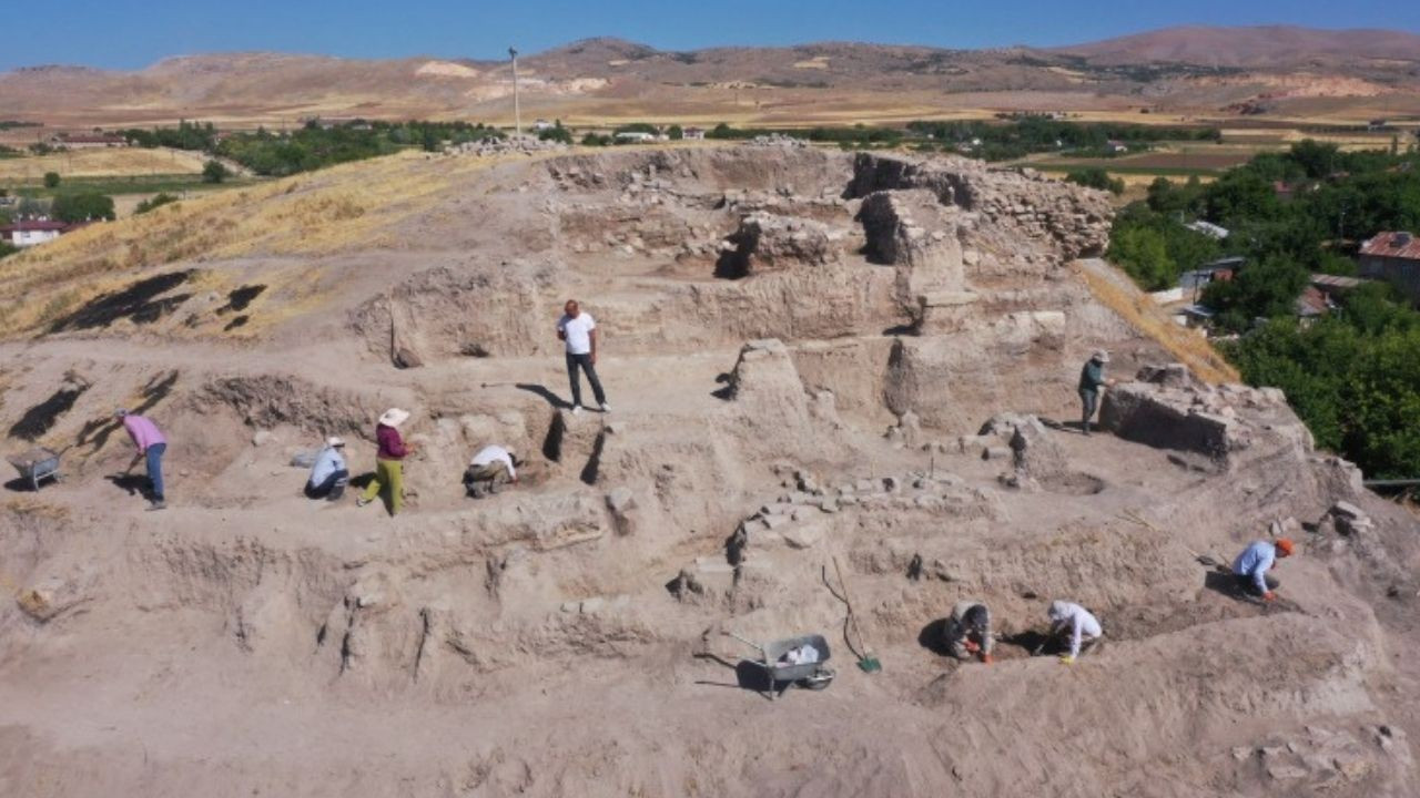 Elazığ'da Şaşırtan Arkeolojik Keşif: 6000 Yıllık Tapınak ve Kan Olukları Görüntüye Çıktı!