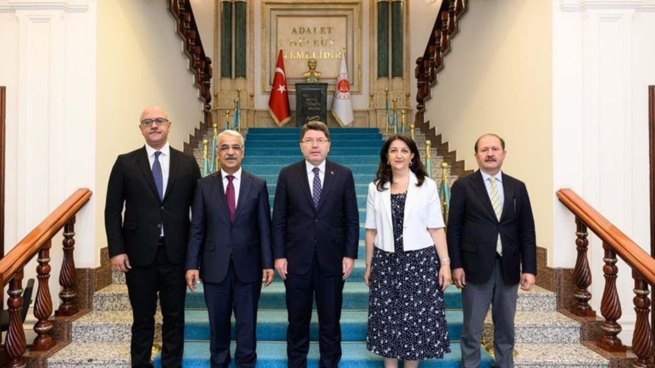 İmralı Heyeti siyasi parti turlarına yeniden başladı, ‘hukuki zemin’ vurgusu yaptı İmralı Heyeti siyasi parti turlarına yeniden başladı, ‘hukuki zemin’ vurgusu yaptı