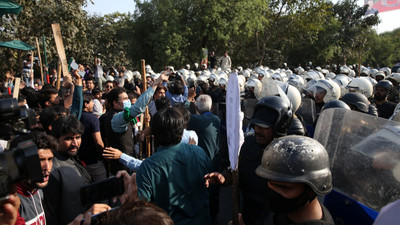 Pakistan'da partililer, İmran Han'ı gözaltına almaya gelen polisle çatıştı