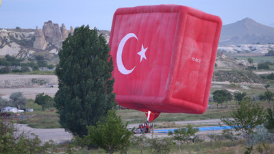Kapadokya'da balonlar Türk bayrakları ve Atatürk posteri ile uçtu