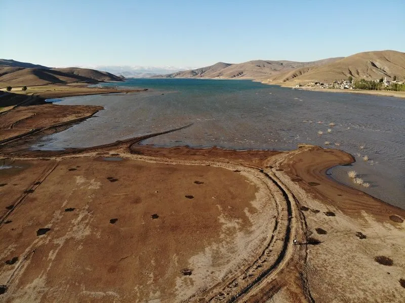 Kuraklık etkisi: Bayburt'ta baraj suyu 20 metre çekildi