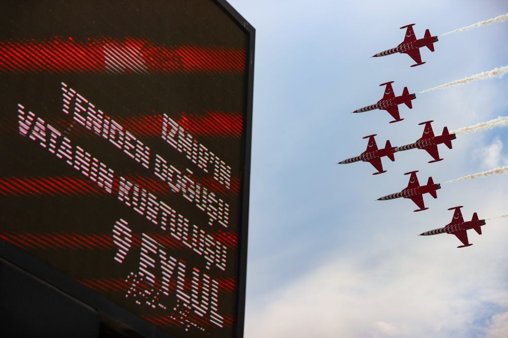 İzmir'de nefes kesen kurtuluş kutlaması
