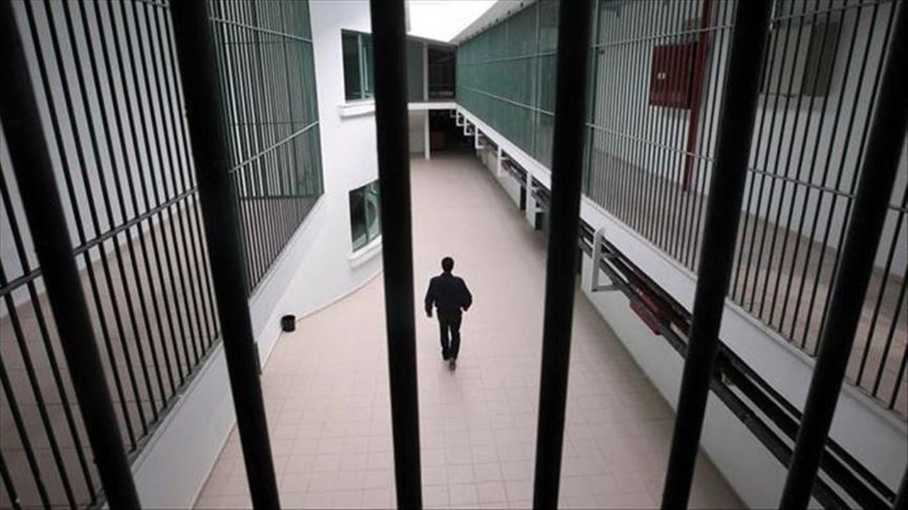 AYM, cezaevinde sigarasız oda talebi reddedilen tutukluya tazminat verilmesine hükmetti