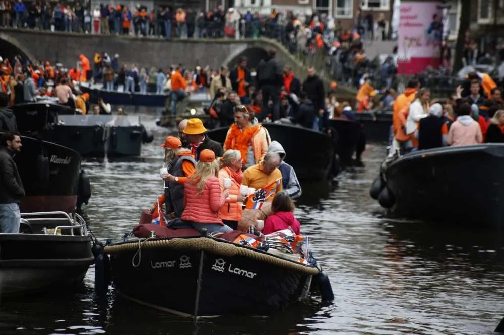 Hollanda, 2 yıl sonra eğlenceye doydu