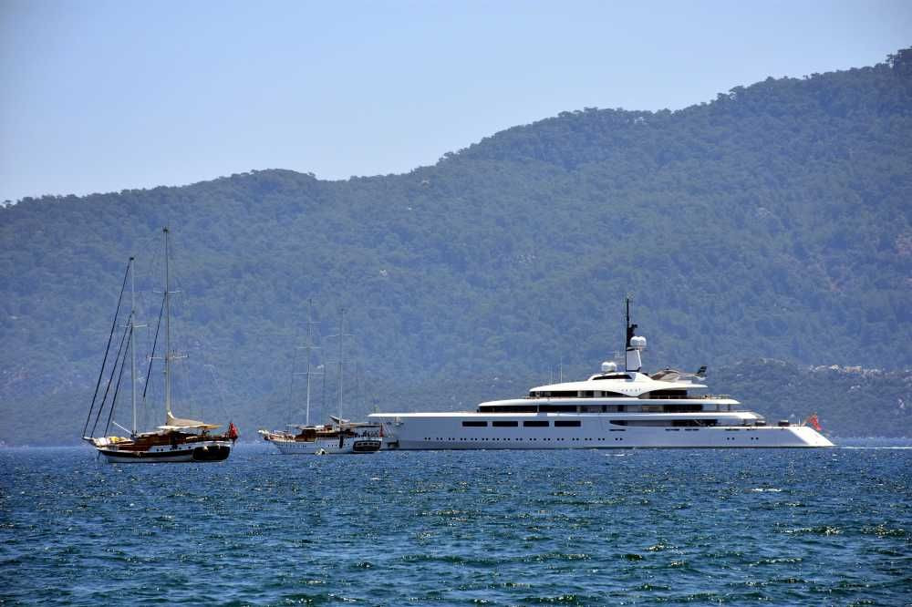 İsviçreli milyarderin dev yatı Marmaris'e demirledi